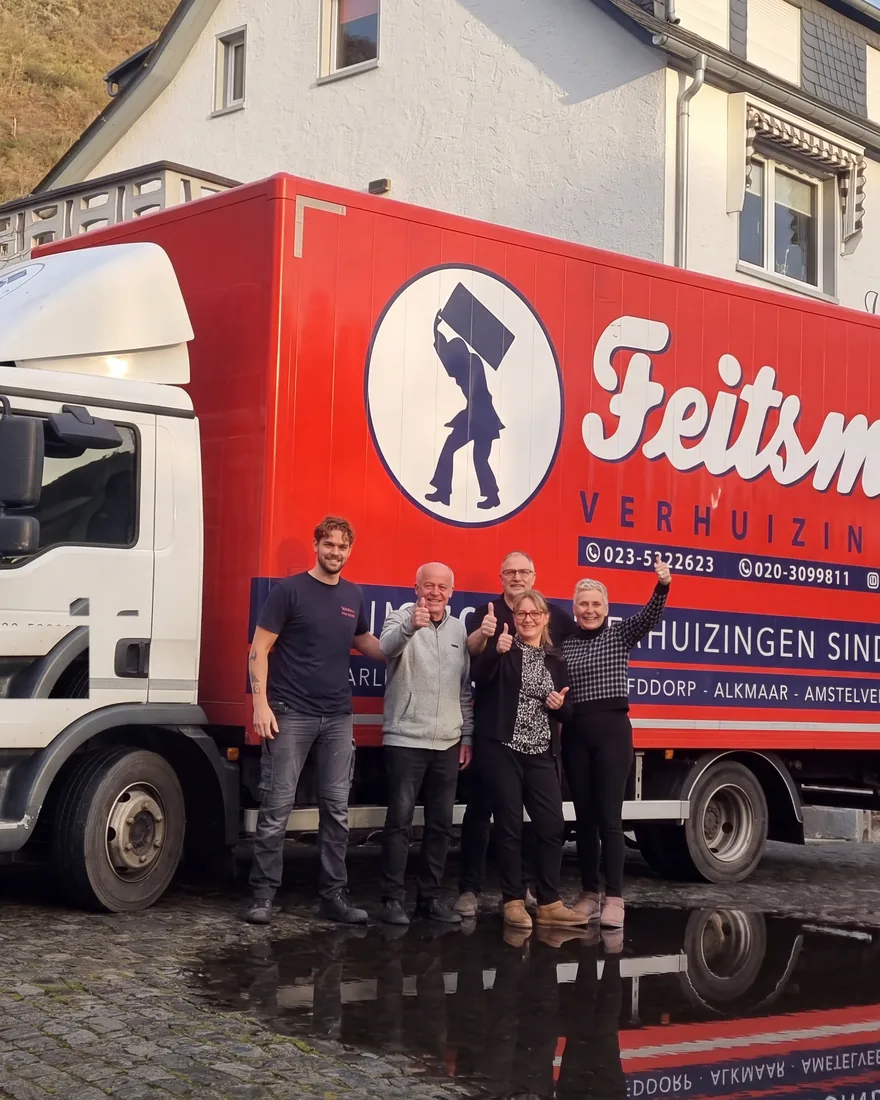 Het team van Feitsma Verhuizingen bij de verhuiswagen, verhuisbedrijf uit Haarlem sinds 1927