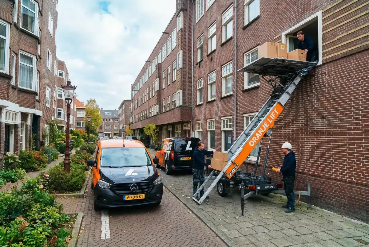 Aanhangerlift geplaatst in een smalle straat in Amsterdam