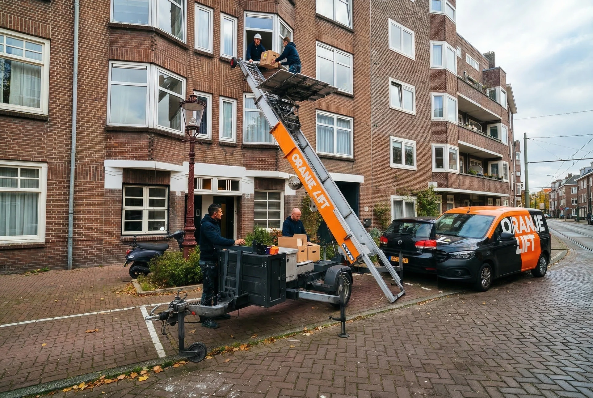 Verhuislift in actie bij woning in Amsterdam