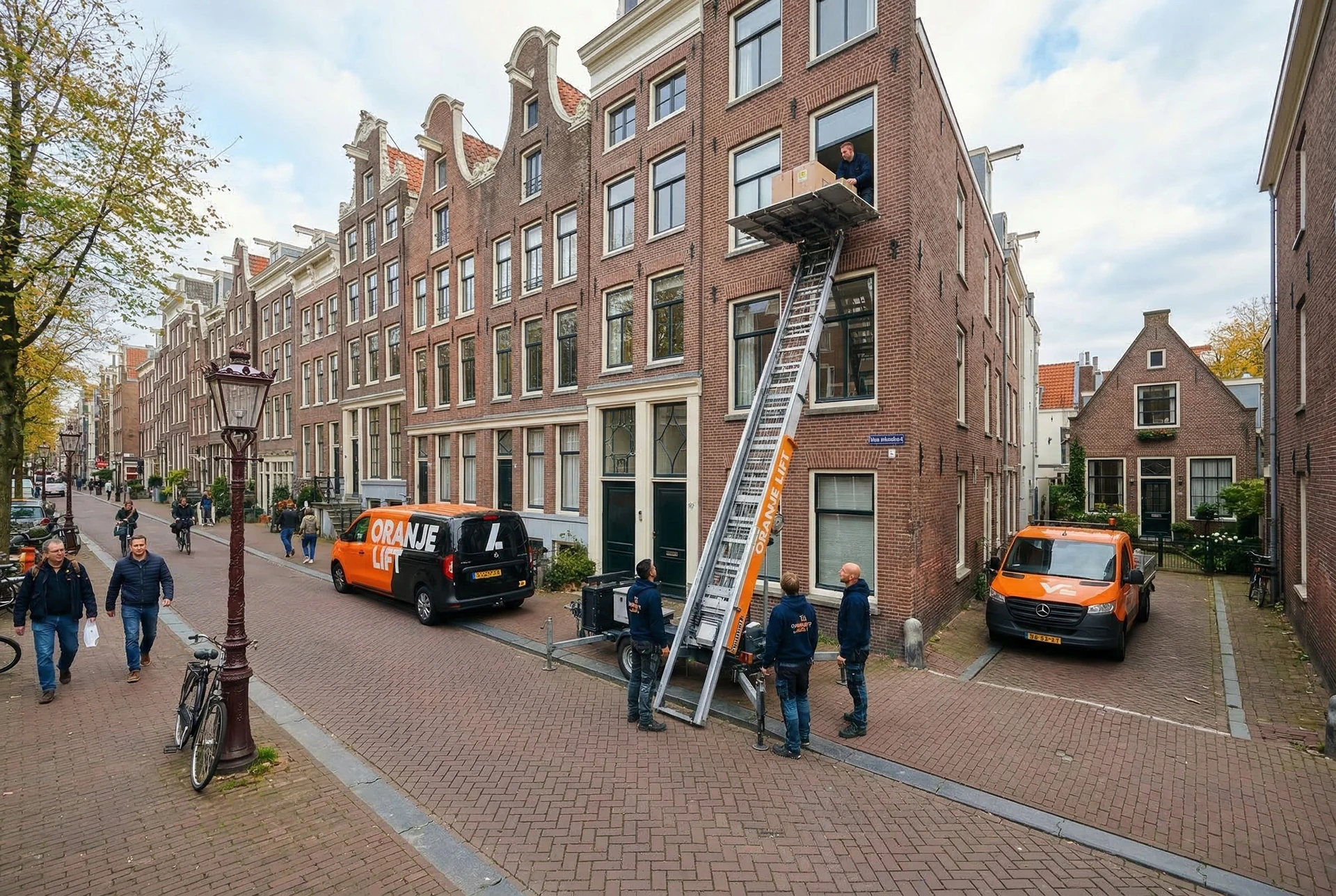 Aanhangerlift in smalle straat Amsterdam